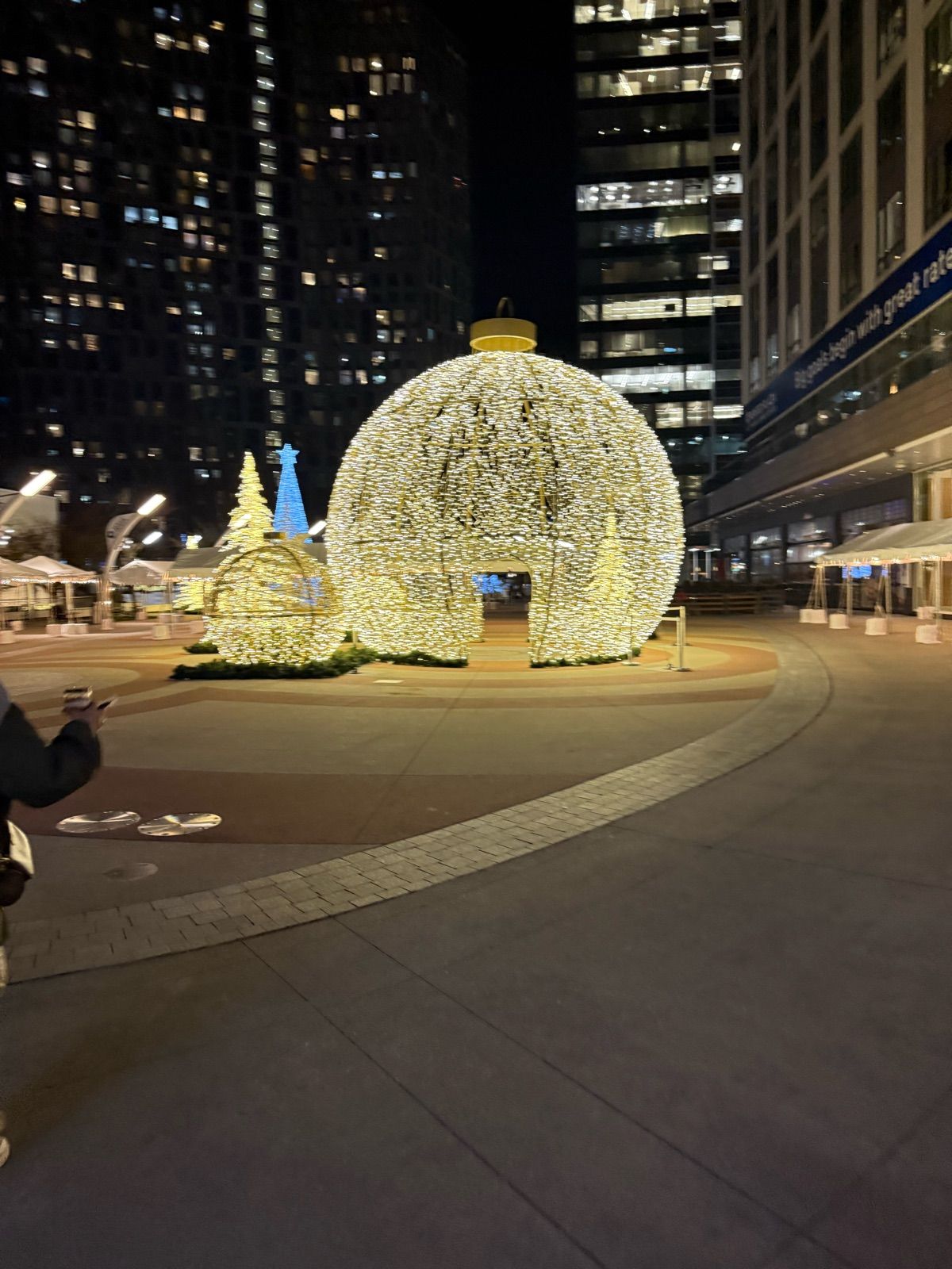 This ornament’s gooning over its own glow, absolute tweaker vibes.