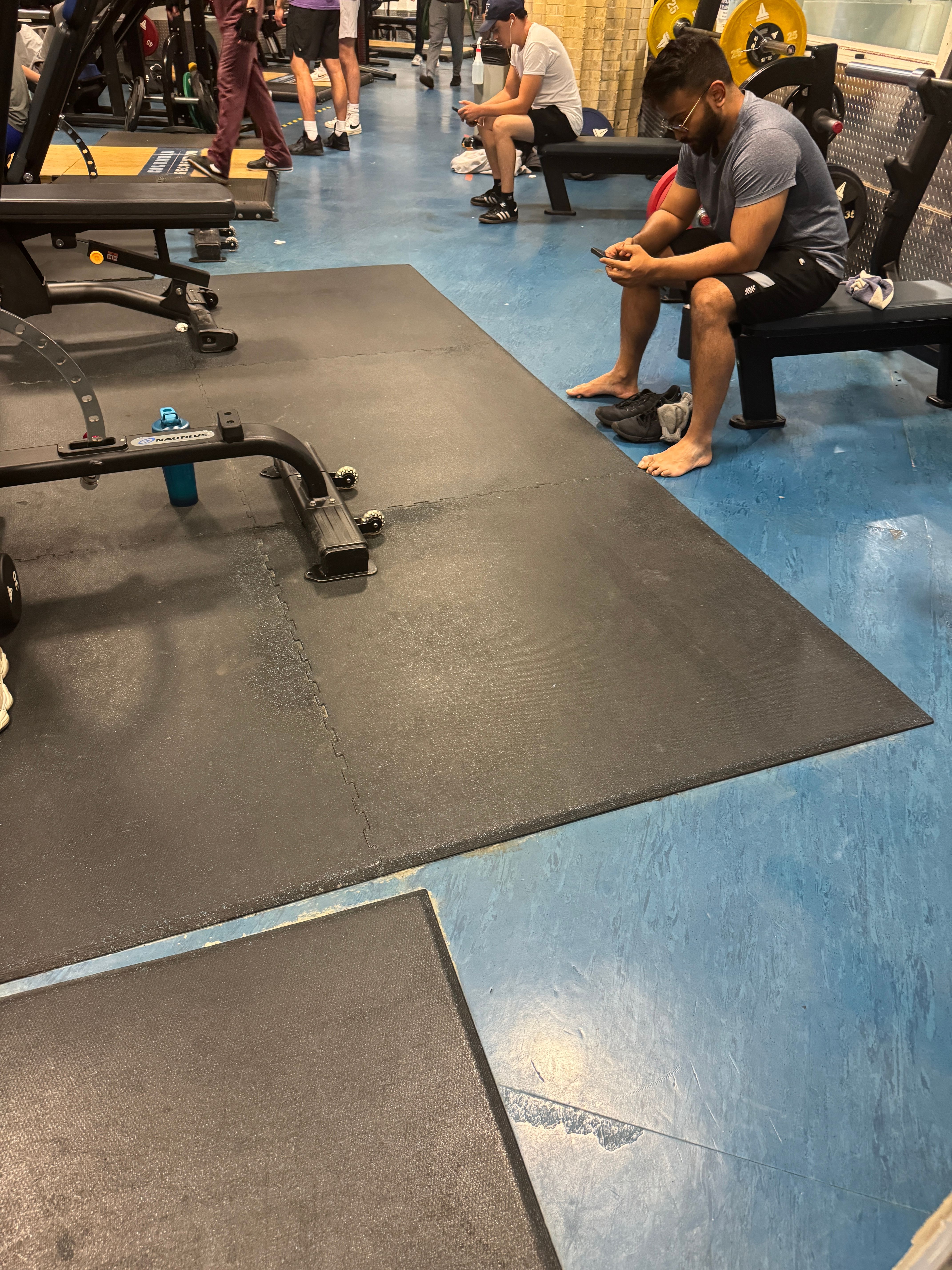 Gym bench or therapist couch? My man’s delulu barefoot.